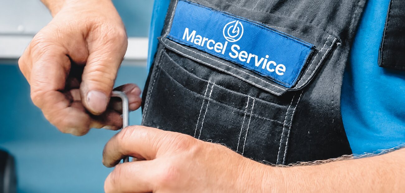 Plombier Marcel Service réparant une canalisation à la pince